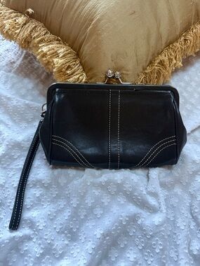 Coach Vintage Soho Black Leather Wristlet Kisslock Closure